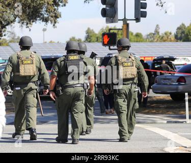 210526 -- SAN JOSE, le 26 mai 2021 -- patrouille de police près de la scène d'une fusillade de masse à San Jose, Californie, États-Unis, le 26 mai 2021. Neuf personnes, dont le suspect, étaient mortes et au moins une personne a été blessée mercredi matin après une fusillade dans une cour VTA de la Valley Transportation Authority au nord du centre-ville de San Jose, dans l’État américain de Californie, selon les autorités locales. Photo de Dong Xudong/Xinhua U.S.-CALIFORNIA-SAN JOSE-MASS SHOOTING WuxXiaoling PUBLICATIONxNOTxINxCHN Banque D'Images