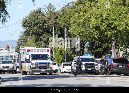 210526 -- SAN JOSE, le 26 mai 2021 -- la police garde la garde près de la scène d'une fusillade de masse à San Jose, Californie, États-Unis, le 26 mai 2021. Neuf personnes, dont le suspect, étaient mortes et au moins une personne a été blessée mercredi matin après une fusillade dans une cour VTA de la Valley Transportation Authority au nord du centre-ville de San Jose, dans l’État américain de Californie, selon les autorités locales. Photo de Dong Xudong/Xinhua U.S.-CALIFORNIA-SAN JOSE-MASS SHOOTING WuxXiaoling PUBLICATIONxNOTxINxCHN Banque D'Images