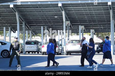 210526 -- SAN JOSE, 26 mai 2021 -- des gens marchent vers un centre de réunification pour les employés et les familles de VTA près de la scène d'une fusillade de masse à San Jose, Californie, États-Unis, le 26 mai 2021. Neuf personnes, dont le suspect, étaient mortes et au moins une personne a été blessée mercredi matin après une fusillade dans une cour VTA de la Valley Transportation Authority au nord du centre-ville de San Jose, dans l’État américain de Californie, selon les autorités locales. Photo de Dong Xudong/Xinhua U.S.-CALIFORNIA-SAN JOSE-MASS SHOOTING WuxXiaoling PUBLICATIONxNOTxINxCHN Banque D'Images