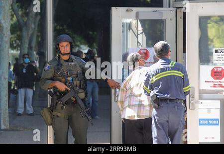 Actualités Bilder des Tages 210526 -- SAN JOSE, le 26 mai 2021 -- des personnes entrent dans un centre de réunification pour les employés et les familles de VTA près de la scène d'une fusillade de masse à San Jose, Californie, États-Unis, le 26 mai 2021. Neuf personnes, dont le suspect, étaient mortes et au moins une personne a été blessée mercredi matin après une fusillade dans une cour VTA de la Valley Transportation Authority au nord du centre-ville de San Jose, dans l’État américain de Californie, selon les autorités locales. Photo de Dong Xudong/Xinhua U.S.-CALIFORNIA-SAN JOSE-MASS SHOOTING WuxXiaoling PUBLICATIONxNOTxINxCHN Banque D'Images