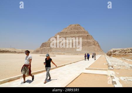 210527 -- LE CAIRE, le 27 mai 2021 -- les touristes visitent le complexe de la pyramide à degrés dans la nécropole de Saqqara près de la capitale le Caire, Égypte, le 26 mai 2021. La pyramide à pas, un site du patrimoine mondial de l'UNESCO, a été conçue et construite par l'architecte Imhotep au 27e siècle av. J.-C. pendant la IIIe dynastie pour tenir la momie du pharaon Djoser. ÉGYPTE-SAQQARA-STEP PYRAMID-VIEW SuixXiankai PUBLICATIONxNOTxINxCHN Banque D'Images