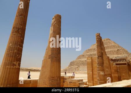 210527 -- LE CAIRE, 27 mai 2021 -- la photo prise le 26 mai 2021 montre le complexe pyramidal à échelons dans la nécropole de Saqqara près de la capitale le Caire, en Égypte. La pyramide à pas, un site du patrimoine mondial de l'UNESCO, a été conçue et construite par l'architecte Imhotep au 27e siècle av. J.-C. pendant la IIIe dynastie pour tenir la momie du pharaon Djoser. ÉGYPTE-SAQQARA-STEP PYRAMID-VIEW SuixXiankai PUBLICATIONxNOTxINxCHN Banque D'Images