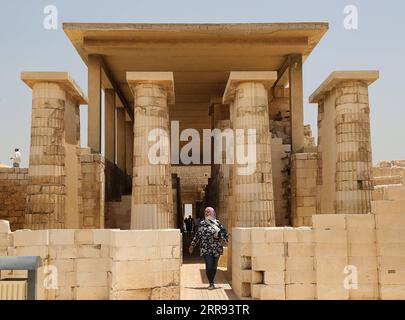 210527 -- LE CAIRE, le 27 mai 2021 -- les touristes visitent le complexe de la pyramide à degrés dans la nécropole de Saqqara près de la capitale le Caire, Égypte, le 26 mai 2021. La pyramide à pas, un site du patrimoine mondial de l'UNESCO, a été conçue et construite par l'architecte Imhotep au 27e siècle av. J.-C. pendant la IIIe dynastie pour tenir la momie du pharaon Djoser. ÉGYPTE-SAQQARA-STEP PYRAMID-VIEW WangxDongzhen PUBLICATIONxNOTxINxCHN Banque D'Images