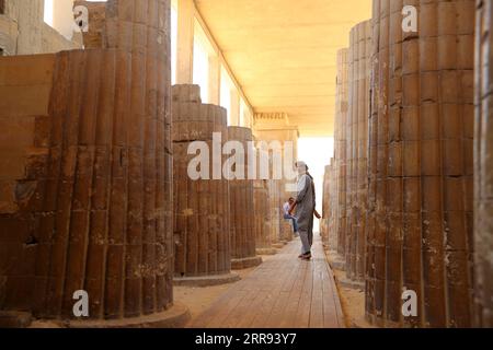 210527 -- LE CAIRE, le 27 mai 2021 -- Un homme visite le complexe de la pyramide à degrés dans la nécropole de Saqqara près de la capitale le Caire, en Égypte, le 26 mai 2021. La pyramide à pas, un site du patrimoine mondial de l'UNESCO, a été conçue et construite par l'architecte Imhotep au 27e siècle av. J.-C. pendant la IIIe dynastie pour tenir la momie du pharaon Djoser. ÉGYPTE-SAQQARA-STEP PYRAMID-VIEW SuixXiankai PUBLICATIONxNOTxINxCHN Banque D'Images