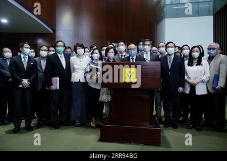 210527 -- HONG KONG, le 27 mai 2021 -- des législateurs rencontrent la presse au LegCo du Conseil législatif à Hong Kong, dans le sud de la Chine, le 27 mai 2021. La législature de Hong Kong a adopté jeudi des amendements aux lois électorales, clôturant la législation locale visant à améliorer le système électoral du centre financier. Le projet de loi de 2021 sur l amélioration du système électoral consolidé a été approuvé en troisième lecture par le LegCo du Conseil législatif de la région administrative spéciale de Hong Kong de la Chine, après avoir été soumis pour la première fois aux législateurs le 14 avril. LA CHINE-HONG KONG-LA LOI ÉLECTORALE-LES AMENDEMENTS-LAISSEZ PASSER CN WANGXSHEN PUB Banque D'Images