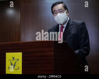 210527 -- HONG KONG, le 27 mai 2021 -- Andrew Leung, président du Conseil législatif de la région administrative spéciale de Hong Kong, rencontre la presse à Hong Kong, dans le sud de la Chine, le 27 mai 2021. La législature de Hong Kong a adopté jeudi des amendements aux lois électorales, clôturant la législation locale visant à améliorer le système électoral du centre financier. Le projet de loi de 2021 sur l amélioration du système électoral consolidé a été approuvé en troisième lecture par le LegCo du Conseil législatif de la région administrative spéciale de Hong Kong de la République populaire de Chine, après avoir été soumis pour la première fois aux législateurs sur l Apri Banque D'Images