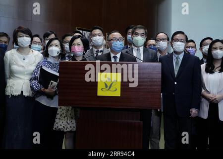 210527 -- HONG KONG, le 27 mai 2021 -- des législateurs rencontrent la presse au LegCo du Conseil législatif à Hong Kong, dans le sud de la Chine, le 27 mai 2021. La législature de Hong Kong a adopté jeudi des amendements aux lois électorales, clôturant la législation locale visant à améliorer le système électoral du centre financier. Le projet de loi de 2021 sur l amélioration du système électoral consolidé a été approuvé en troisième lecture par le LegCo du Conseil législatif de la région administrative spéciale de Hong Kong de la Chine, après avoir été soumis pour la première fois aux législateurs le 14 avril. LA CHINE-HONG KONG-LA LOI ÉLECTORALE-LES AMENDEMENTS-LAISSEZ PASSER CN WANGXSHEN PUB Banque D'Images