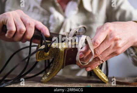 210527 -- XILINHOT, le 27 mai 2021 -- Xilinhu fabrique un artisanat en forme de selle dans son atelier de Xilinhot, dans la région autonome de Mongolie intérieure du nord de la Chine, le 26 mai 2021. L'équitation, le tir à l'arc et la lutte sont appelés les trois compétences des hommes du groupe ethnique mongol. Depuis 2005, l ' artisan Xilinhu du groupe ethnique mongol a intégré les symboles culturels de la selle, de l ' arc, de la flèche et du costume de lutte dans la fabrication d ' objets artisanaux pour promouvoir la culture traditionnelle du groupe ethnique. CHINE-INTÉRIEUR MONGOLIE-XILINHOT-ARTISANAT CN PENGXYUAN PUBLICATIONXNOTXINXCHN Banque D'Images