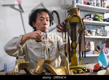 210527 -- XILINHOT, le 27 mai 2021 -- Xilinhu fabrique un artisanat en forme de selle dans son atelier de Xilinhot, dans la région autonome de Mongolie intérieure du nord de la Chine, le 26 mai 2021. L'équitation, le tir à l'arc et la lutte sont appelés les trois compétences des hommes du groupe ethnique mongol. Depuis 2005, l ' artisan Xilinhu du groupe ethnique mongol a intégré les symboles culturels de la selle, de l ' arc, de la flèche et du costume de lutte dans la fabrication d ' objets artisanaux pour promouvoir la culture traditionnelle du groupe ethnique. CHINE-INTÉRIEUR MONGOLIE-XILINHOT-ARTISANAT CN PENGXYUAN PUBLICATIONXNOTXINXCHN Banque D'Images