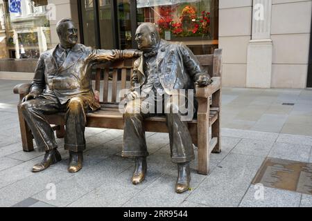 Churchill et Roosevelt allient Sculpture, avec un smoothie, New Bond St, Londres, Royaume-Uni. Banque D'Images