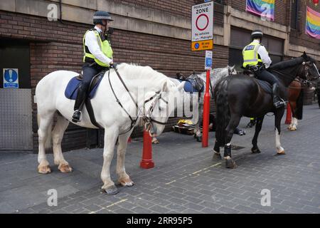 Les officiers à cheval de la police métropolitaine s'occupent d'un incident dans le centre de Londres. Londres, Royaume-Uni. Banque D'Images