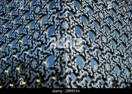 L'angle du bâtiment de l'Université Ravensbourne avec des formes géométriques et des fenêtres circulaires. Londres, Royaume-Uni. Banque D'Images