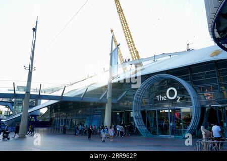 Londres, Royaume-Uni, vue extérieure de l'entrée O2, montrant les visiteurs sur la montée du toit. Banque D'Images