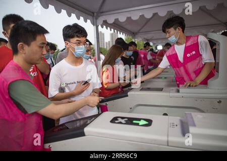 210530 -- SUZHOU, 30 mai 2021 -- les spectateurs ont leurs billets vérifiés à l'entrée du stade avant un match du groupe A entre la Chine et Guam lors de la coupe du monde de la FIFA, Qatar 2022 et de la coupe d'Asie de l'AFC Chine 2023 qualification conjointe préliminaire à Suzhou, dans la province du Jiangsu, dans l'est de la Chine, le 30 mai 2021. SPCHINA-JIANGSU-SUZHOU-SOCCER-2022 FIFA WORLD CUP QUALIFICATIF-CHN VS GUMCN XIAOXYIJIU PUBLICATIONXNOTXINXCHN Banque D'Images