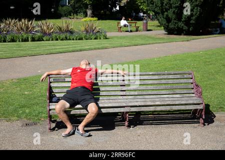 Profiter du soleil sur un après-midi ensoleillé à Forbury Gardens, Reading, Berkshire, Angleterre, Royaume-Uni, Europe Banque D'Images