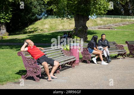 Profiter du soleil sur un après-midi ensoleillé à Forbury Gardens, Reading, Berkshire, Angleterre, Royaume-Uni, Europe Banque D'Images