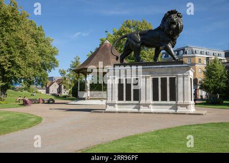 La statue de lion dans Forbury Gardens un après-midi ensoleillé d'été, Reading, Berkshire, Angleterre, Royaume-Uni, Europe Banque D'Images