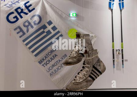 210530 -- ATHÈNES, le 30 mai 2021 -- une photo prise le 25 mai 2021 montre les chaussures de sport et les pagaies des médaillées olympiques en naviguant Sophia Bekatorou et Amelia Tsoulfa au Musée Olympique d'Athènes, en Grèce. POUR ALLER AVEC Feature : Nouveau musée à Athènes présente l'histoire des Jeux Olympiques GRÈCE-ATHÈNES-MUSÉE OLYMPIQUE-OUVERTURE MariosxLolos PUBLICATIONxNOTxINxCHN Banque D'Images