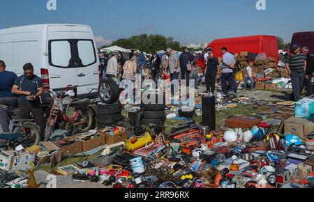 210530 -- ZAGREB, le 30 mai 2021 -- les gens visitent le marché aux puces Hrelic à Zagreb, en Croatie, le 30 mai 2021. Le célèbre marché aux puces de Zagreb a rouvert dimanche alors que la situation épidémiologique dans le pays ne cesse de s améliorer. Via Xinhua CROATIE-ZAGREB-COVID-19-MARCHÉ AUX PUCES-RÉOUVERTURE ZeljkoxLukunic/Pixsell PUBLICATIONxNOTxINxCHN Banque D'Images