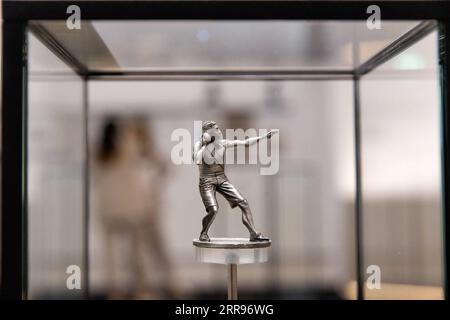 210530 -- ATHÈNES, le 30 mai 2021 -- une photo prise le 25 mai 2021 montre la statuette d'un putter au Musée Olympique d'Athènes à Athènes, en Grèce. POUR ALLER AVEC Feature : Nouveau musée à Athènes présente l'histoire des Jeux Olympiques GRÈCE-ATHÈNES-MUSÉE OLYMPIQUE-OUVERTURE MariosxLolos PUBLICATIONxNOTxINxCHN Banque D'Images