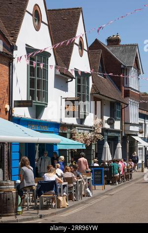 Bars et cafés le long de la place dans la vieille ville, Winchester, Hampshire, Angleterre, Royaume-Uni, Europe Banque D'Images