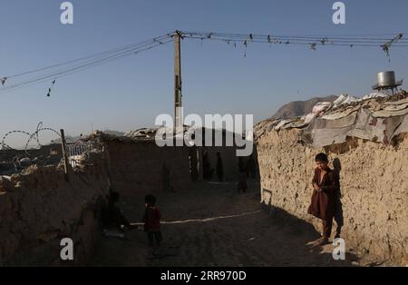 210531 -- KABOUL, le 31 mai 2021 -- des enfants déplacés se tiennent dans un camp de fortune de déplacés internes à Kaboul, capitale de l'Afghanistan, le 31 mai 2021. POUR ALLER AVEC feature : les enfants afghans observent la Journée internationale des enfants au milieu de la peur, de l'espoir AFGHANISTAN-KABUL-INT L ENFANTS JOUR S RahmatullahxAlizadah PUBLICATIONxNOTxINxCHN Banque D'Images