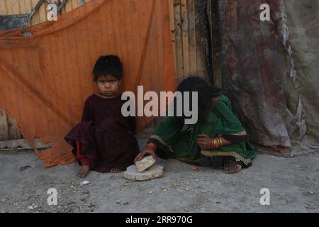 210531 -- KABOUL, 31 mai 2021 -- une photo prise le 31 mai 2021 montre des enfants déplacés dans un camp de fortune de déplacés internes à Kaboul, capitale de l'Afghanistan. POUR ALLER AVEC feature : les enfants afghans observent la Journée internationale des enfants au milieu de la peur, de l'espoir AFGHANISTAN-KABUL-INT L ENFANTS JOUR S RahmatullahxAlizadah PUBLICATIONxNOTxINxCHN Banque D'Images