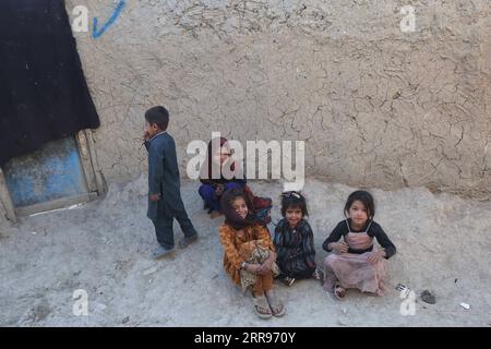 210531 -- KABOUL, 31 mai 2021 -- une photo prise le 31 mai 2021 montre des enfants déplacés dans un camp de fortune de déplacés internes à Kaboul, capitale de l'Afghanistan. POUR ALLER AVEC feature : les enfants afghans observent la Journée internationale des enfants au milieu de la peur, de l'espoir AFGHANISTAN-KABUL-INT L ENFANTS JOUR S RahmatullahxAlizadah PUBLICATIONxNOTxINxCHN Banque D'Images