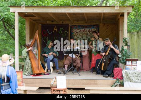 210531 -- DALLAS, le 31 mai 2021 -- Un groupe en costume traditionnel se produit au Scarborough Renaissance Festival à la périphérie de Dallas, Texas, États-Unis, le 30 mai 2021. Photo de /Xinhua U.S.-TEXAS-DALLAS-RENAISSANCE FESTIVAL DanxTian PUBLICATIONxNOTxINxCHN Banque D'Images