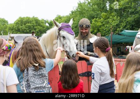 210531 -- DALLAS, le 31 mai 2021 -- des enfants tapotent un cheval de chevalier au Scarborough Renaissance Festival à la périphérie de Dallas, Texas, États-Unis, le 30 mai 2021. Photo de /Xinhua U.S.-TEXAS-DALLAS-RENAISSANCE FESTIVAL DanxTian PUBLICATIONxNOTxINxCHN Banque D'Images