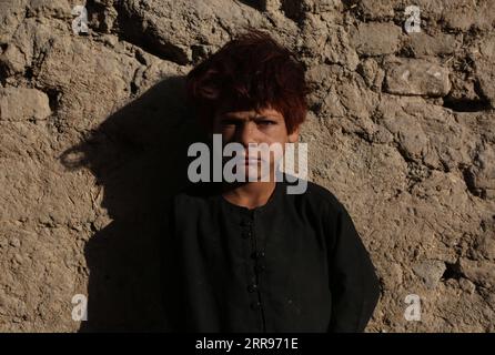 210531 -- KABOUL, le 31 mai 2021 -- un enfant afghan déplacé pose pour des photos dans un camp de fortune de déplacés internes à Kaboul, capitale de l'Afghanistan, le 31 mai 2021. POUR ALLER AVEC feature : les enfants afghans observent la Journée internationale des enfants au milieu de la peur, de l'espoir AFGHANISTAN-KABUL-INT L ENFANTS JOUR S RahmatullahxAlizadah PUBLICATIONxNOTxINxCHN Banque D'Images