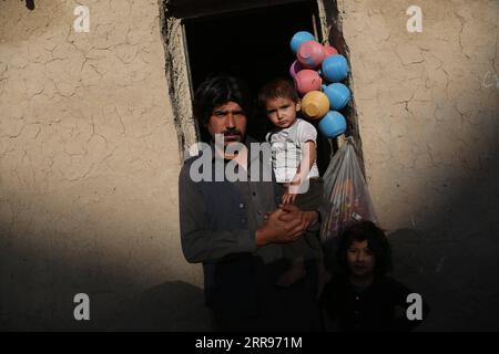 210531 -- KABOUL, le 31 mai 2021 -- des personnes déplacées posent pour des photos dans un camp de fortune de personnes déplacées à Kaboul, capitale de l'Afghanistan, le 31 mai 2021. POUR ALLER AVEC feature : les enfants afghans observent la Journée internationale des enfants au milieu de la peur, de l'espoir AFGHANISTAN-KABUL-INT L ENFANTS JOUR S RahmatullahxAlizadah PUBLICATIONxNOTxINxCHN Banque D'Images