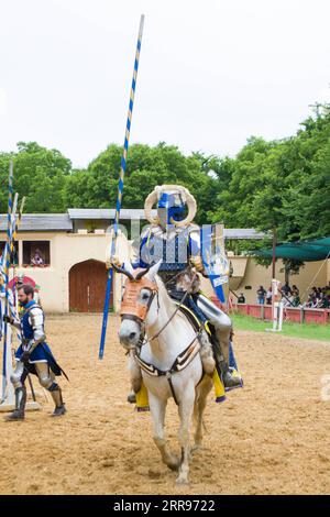 210531 -- DALLAS, le 31 mai 2021 -- Un chevalier joue au Scarborough Renaissance Festival à la périphérie de Dallas, Texas, États-Unis, le 30 mai 2021. Photo de /Xinhua U.S.-TEXAS-DALLAS-RENAISSANCE FESTIVAL DanxTian PUBLICATIONxNOTxINxCHN Banque D'Images