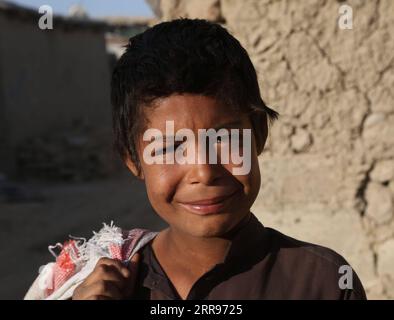 210531 -- KABOUL, le 31 mai 2021 -- un enfant afghan déplacé pose pour des photos dans un camp de fortune de déplacés internes à Kaboul, capitale de l'Afghanistan, le 31 mai 2021. POUR ALLER AVEC feature : les enfants afghans observent la Journée internationale des enfants au milieu de la peur, de l'espoir AFGHANISTAN-KABUL-INT L ENFANTS JOUR S RahmatullahxAlizadah PUBLICATIONxNOTxINxCHN Banque D'Images