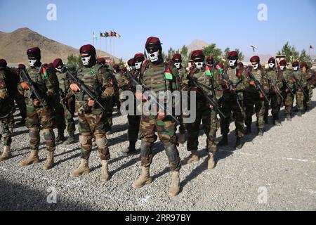 210531 -- KABOUL, le 31 mai 2021 -- des membres des forces spéciales afghanes participent à leur cérémonie de remise des diplômes dans un centre d'entraînement militaire à Kaboul, capitale de l'Afghanistan, le 31 mai 2021. Au total, 437 nouveaux cadets ont obtenu leur diplôme d'une école de commando et ont rejoint l'armée nationale afghane, a déclaré lundi le ministère afghan de la Défense. Photo de /Xinhua AFGHANISTAN-KABOUL-FORCES SPÉCIALES-GRADUATION SayedxMominzadah PUBLICATIONxNOTxINxCHN Banque D'Images