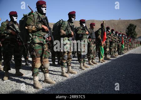 210531 -- KABOUL, le 31 mai 2021 -- des membres des forces spéciales afghanes participent à leur cérémonie de remise des diplômes dans un centre d'entraînement militaire à Kaboul, capitale de l'Afghanistan, le 31 mai 2021. Au total, 437 nouveaux cadets ont obtenu leur diplôme d'une école de commando et ont rejoint l'armée nationale afghane, a déclaré lundi le ministère afghan de la Défense. Photo de /Xinhua AFGHANISTAN-KABOUL-FORCES SPÉCIALES-GRADUATION SayedxMominzadah PUBLICATIONxNOTxINxCHN Banque D'Images