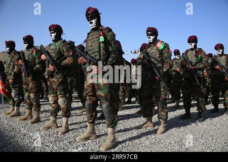 210531 -- KABOUL, le 31 mai 2021 -- des membres des forces spéciales afghanes participent à leur cérémonie de remise des diplômes dans un centre d'entraînement militaire à Kaboul, capitale de l'Afghanistan, le 31 mai 2021. Au total, 437 nouveaux cadets ont obtenu leur diplôme d'une école de commando et ont rejoint l'armée nationale afghane, a déclaré lundi le ministère afghan de la Défense. Photo de /Xinhua AFGHANISTAN-KABOUL-FORCES SPÉCIALES-GRADUATION SayedxMominzadah PUBLICATIONxNOTxINxCHN Banque D'Images