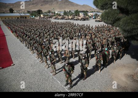 210531 -- KABOUL, le 31 mai 2021 -- des membres des forces spéciales afghanes participent à leur cérémonie de remise des diplômes dans un centre d'entraînement militaire à Kaboul, capitale de l'Afghanistan, le 31 mai 2021. Au total, 437 nouveaux cadets ont obtenu leur diplôme d'une école de commando et ont rejoint l'armée nationale afghane, a déclaré lundi le ministère afghan de la Défense. Photo de /Xinhua AFGHANISTAN-KABOUL-FORCES SPÉCIALES-GRADUATION SayedxMominzadah PUBLICATIONxNOTxINxCHN Banque D'Images