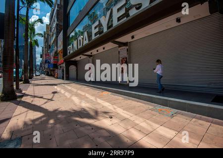 210601 -- KUALA LUMPUR, le 1 juin 2021 -- les magasins sont temporairement fermés alors que la Malaisie commence la mise en œuvre du confinement total à Kuala Lumpur, Malaisie, le 1 juin 2021. La Malaisie a entamé mardi un confinement de deux semaines à l’échelle nationale dans le but de réduire les infections au COVID-19. Seuls les secteurs essentiels sont autorisés à fonctionner et des restrictions de déplacement sont en place pour maintenir les gens dans un rayon de 10 km autour de leur domicile. Photo de /Xinhua MALAISIE-COVID-19-CONFINEMENT NATIONAL ChongxVoonxChung PUBLICATIONxNOTxINxCHN Banque D'Images