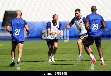 Le Français Gael Fickou (au centre) lors de la course par équipes au Stade de France à Paris avant le match d'ouverture de la coupe du monde de rugby France 2023 vendredi. Date de la photo : jeudi 7 septembre 2023. Banque D'Images