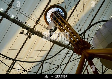 Londres, Royaume-Uni, soutènements massifs de toit jaune à l'O2 Arena. Banque D'Images