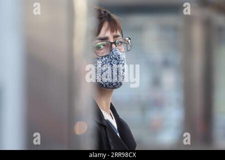 210602 -- PÉKIN, le 2 juin 2021 -- Une femme portant un masque facial est vue à Sao Paulo, au Brésil, le 25 mai 2021. Portraits de mai 2021 RahelxPatrasso PUBLICATIONxNOTxINxCHN Banque D'Images