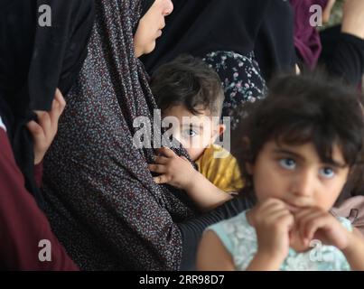 210602 -- PÉKIN, le 2 juin 2021 -- le peuple palestinien, qui a fui ses maisons à cause des frappes aériennes et de l'artillerie israéliennes, se réfugie dans une école de Rafah, dans le sud de la bande de Gaza, le 17 mai 2021. Photo de Xinhua Portraits de Mai 2021 KhaledxOmar/ PUBLICATIONxNOTxINxCHN Banque D'Images