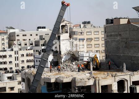 210602 -- VILLE DE GAZA, 2 juin 2021 -- des travailleurs palestiniens enlevent les décombres d'un bâtiment détruit par des frappes aériennes israéliennes dans la ville de Gaza le 1 juin 2021. Naji Sarhan, sous-secrétaire du ministère des travaux publics et du logement dirigé par le Hamas dans la bande de Gaza, a déclaré à Xinhua que le bombardement israélien de l’enclave côtière avait détruit des infrastructures, notamment des bâtiments résidentiels, des usines et des hôpitaux. On estime que 1 100 logements ont été complètement détruits et que 900 autres ont été partiellement détruits et rendus inhabitables. Photo de /Xinhua MIDEAST-GAZA CITY-RUBBLE RizekxAbdeljawad BLI Banque D'Images