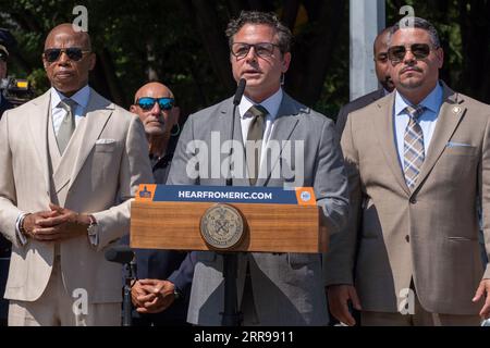 Ed Gazzillo de Greater New York automobile Dealers Association parle lors de l'annonce par le maire Adams d'un nouveau plan complet pour réprimer les vols d'automobiles dans les cinq arrondissements du quartier Queens de New York. Malgré une baisse globale de la criminalité majeure jusqu'à présent cette année, le Grand Larceny auto (GLA) a augmenté d'environ 19 % jusqu'en août, principalement en raison d'une augmentation du vol de certains modèles Kia et Hyundai, en grande partie attribuable aux médias sociaux viraux, cela n'a pas seulement un impact sur New York, mais sur l'ensemble du pays. Banque D'Images