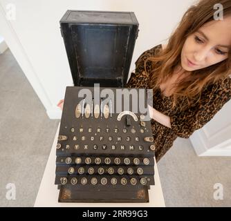 Bonhams Knightsbridge, Londres, Royaume-Uni. 7 septembre 2023. Instruments de science et technologie la vente en ligne chez Bonhams comprend 'The Railway Enigma' : une machine à chiffrer Enigma Heimsoeth & Rinke K-Model très rare, allemande, vers 1940, numérotée K438 sur la base et les rotors. Estimation : 80 000 à 120 000 livres sterling. Crédit : Malcolm Park/Alamy Live News Banque D'Images