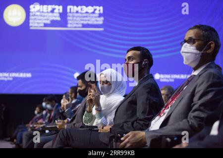 210604 - ST. PETERSBURG, le 4 juin 2021 -- les participants assistent au St. Petersburg International Economic Forum SPIEF à St. Petersburg, Russie le 3 juin 2021. Le 24e SPIEF a débuté mercredi dans la deuxième plus grande ville de Russie, au cours de laquelle les participants chercheront à coopérer dans le contexte de la pandémie de COVID-19. Photo de /Xinhua RUSSIA-ST. PETERSBURG-ECONOMIC FORUM IrinaxMotina PUBLICATIONxNOTxINxCHN Banque D'Images