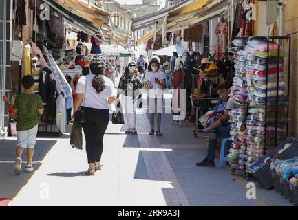 210605 -- NICOSIE, le 5 juin 2021 -- le 4 juin 2021, des personnes portant un masque facial vont faire du shopping dans la partie nord de la vieille ville de Nicosie, qui fait partie du secteur chypriote turc de la capitale divisée, Chypre. Chypre a rouvert vendredi les neuf points de passage de la zone tampon divisant l’île, qui avaient été complètement fermés depuis décembre 2020 pour lutter contre la propagation du COVID-19. Les personnes sont tenues de présenter un test négatif à l'antigène ou un test PCR de 7 jours et une carte d'identité. Photo de /Xinhua CHYPRE-POINTS DE PASSAGE-ROUVRIR GeorgexChristophorou PUBLICATIONxNOTxINxCHN Banque D'Images