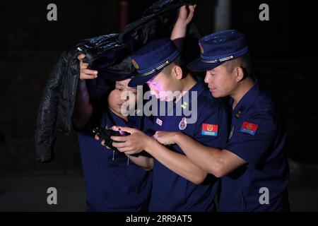 210606 -- KUNMING, le 6 juin 2021 -- des membres du personnel utilisent un drone pour suivre un troupeau d'éléphants d'Asie sauvages errants dans le district de Jinning de Kunming, dans la province du Yunnan, au sud-ouest de la Chine, le 5 juin 2021. Un troupeau de 15 éléphants d'Asie sauvages continue de s'attarder dans la périphérie de la ville de Kunming, dans le sud-ouest de la Chine, ont déclaré dimanche les autorités locales. Les éléphants ont parcouru environ 500 km depuis leur maison forestière dans la préfecture autonome de Xishuangbanna Dai avant d’atteindre Kunming, la capitale provinciale du Yunnan, mercredi soir. Les éléphants d'Asie sont sous protection de l'État de niveau A en Chine, où t Banque D'Images