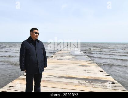 210608 -- GANGCHA, le 8 juin 2021 -- le président chinois Xi Jinping, également secrétaire général du comité central du Parti communiste chinois et président de la commission militaire centrale, inspecte les réalisations accomplies dans la résolution globale des problèmes environnementaux et la protection de la biodiversité au lac Qinghai, dans le comté de Gangcha, préfecture autonome tibétaine de Haibei, province du Qinghai, au nord-ouest de la Chine, le 8 juin 2021. Xi a visité mardi le comté de Gangcha au cours de sa tournée d'inspection dans la province de Qinghai. CHINE-QINGHAI-GANGCHA-XI JINPING-INSPECTION CN XIEXHUANCHI PUBLICATIONXNOTXINXCHN Banque D'Images